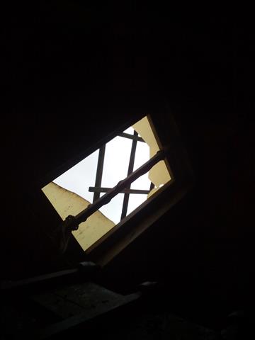 Fenêtre de toiture cassée.